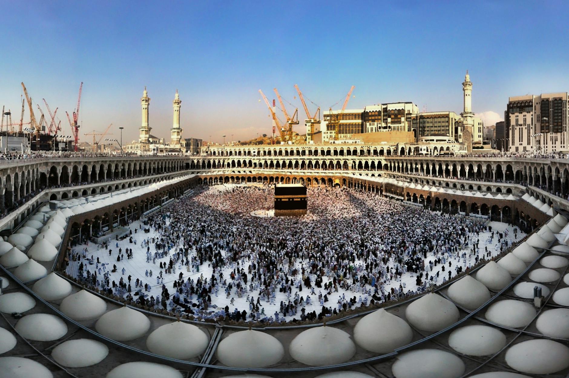 Keutamaan Sholat dan Berdoa di Masjidil Haram